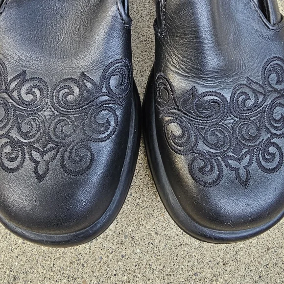 Like new black Dansko clog with filigree marking on the tops. Size 37 - Picture 4 of 8